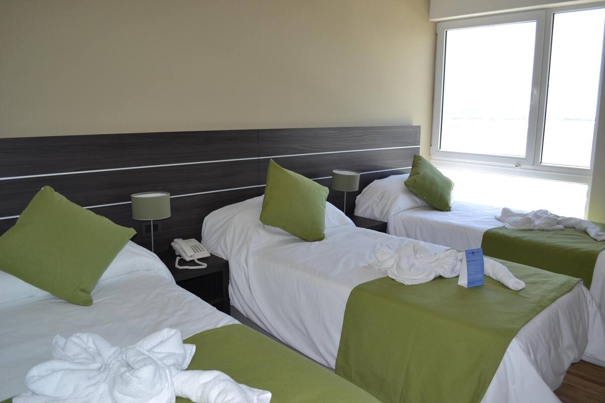 Artículos del minibar gratis y caja de seguridad en la habitación