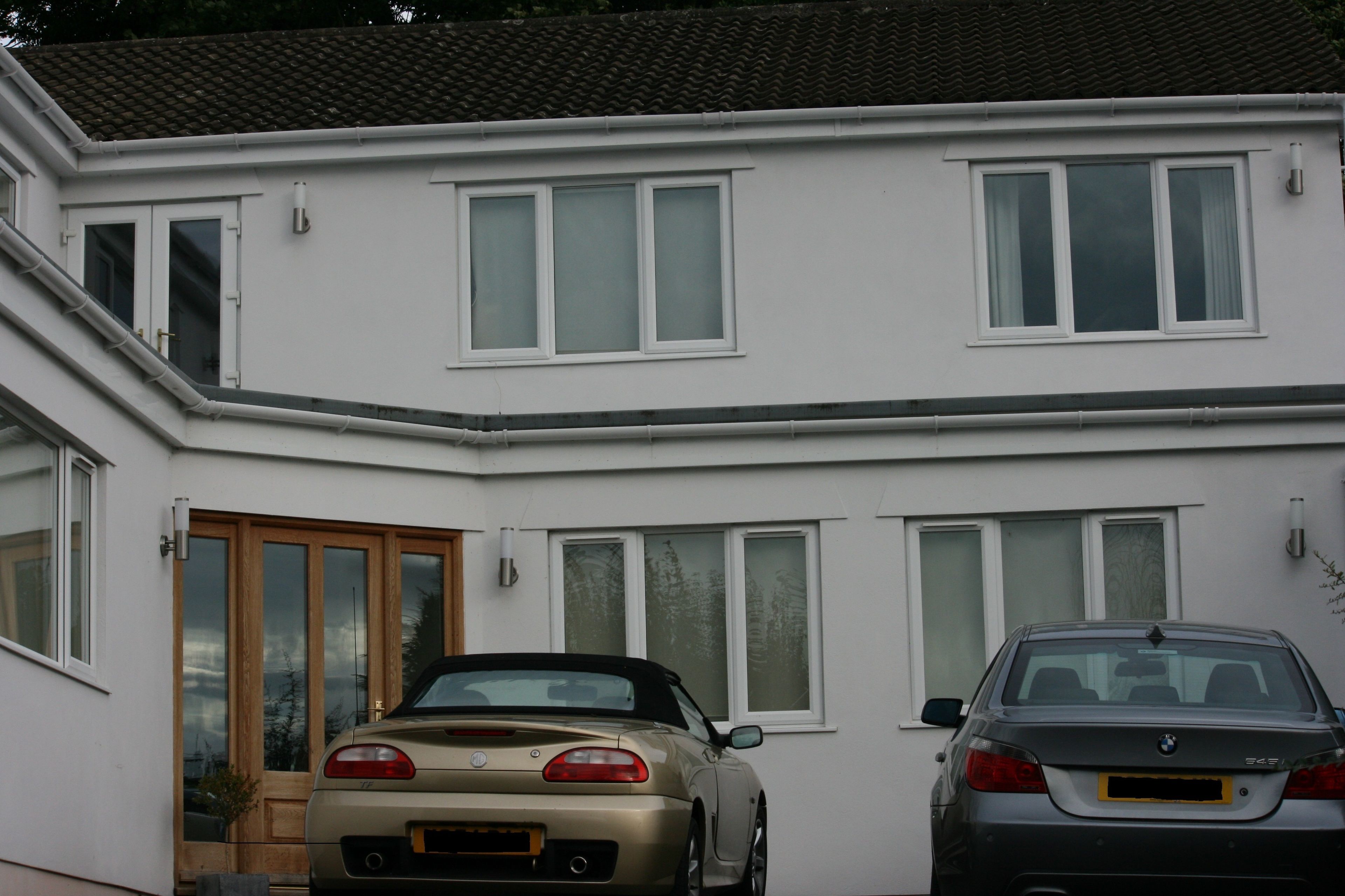 Une maison à deux étages avec un garage.