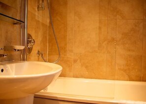 Double Room | Bathroom | Combined shower/bathtub, free toiletries, hair dryer, towels - Torlands (Monmouth)