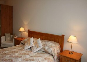 Desk, soundproofing, iron/ironing board, free WiFi - Torlands (Monmouth)