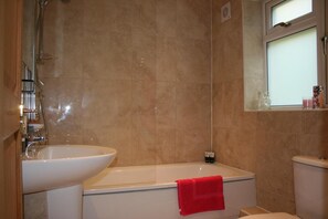 Ensemble douche/baignoire, articles de toilette gratuits, sèche-cheveux