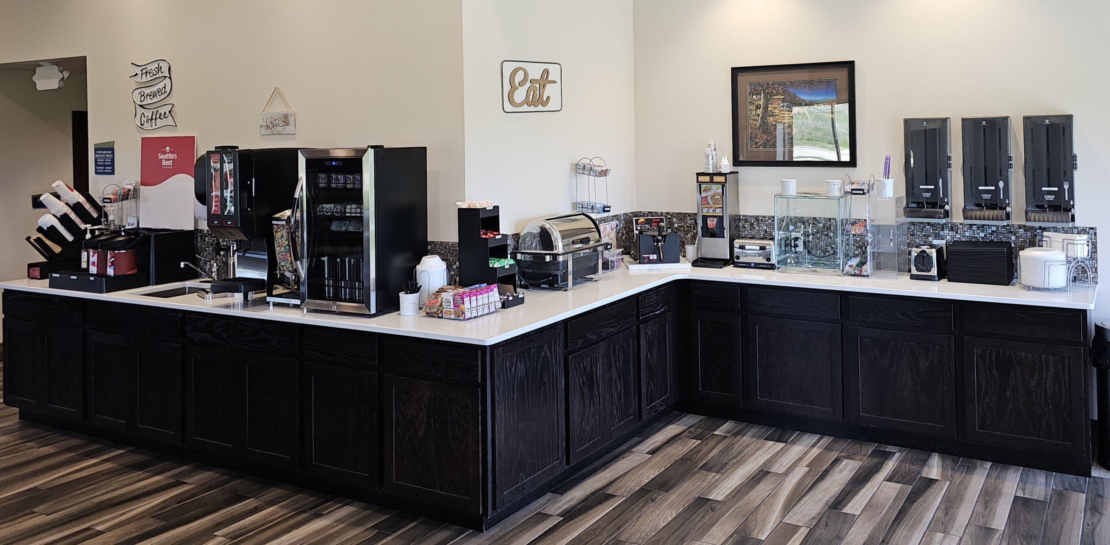 Una estación de café con varias máquinas de café y una variedad de cápsulas.
