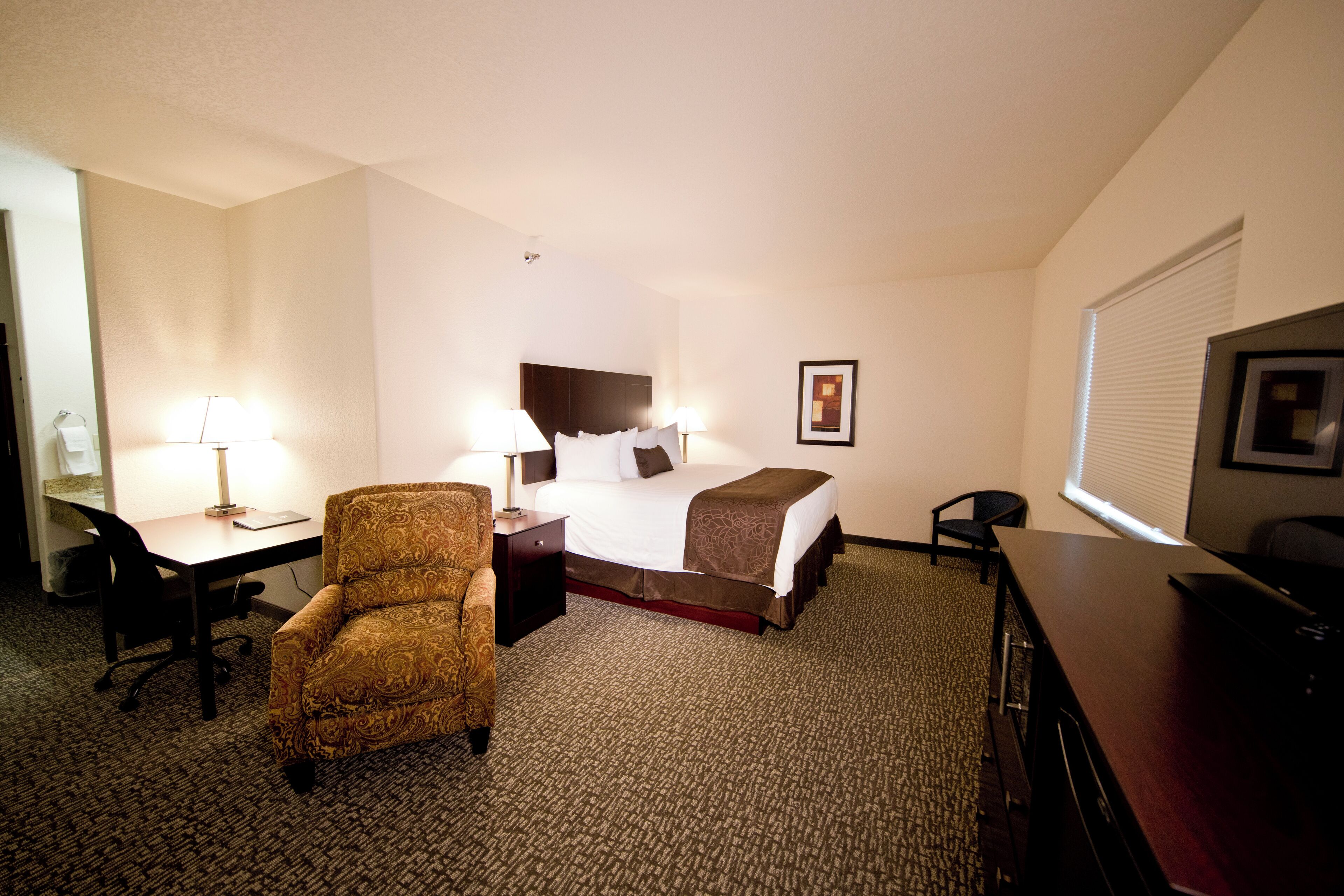 suite, multiple beds, non smoking, jetted tub | premium bedding, pillow-top beds, desk, laptop workspace