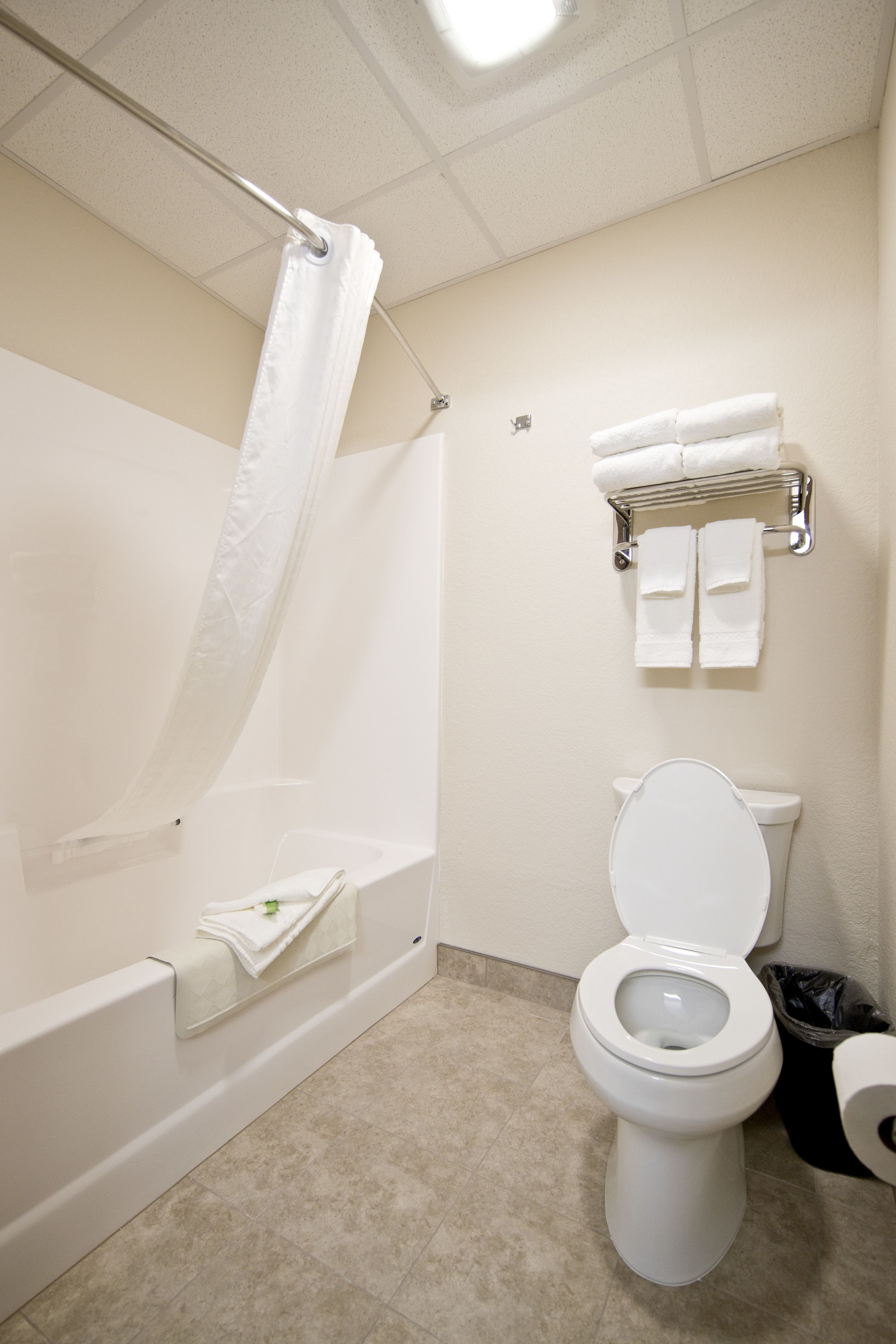 room, 2 queen beds, non smoking | bathroom | combined shower/bathtub, free toiletries, hair dryer, towels