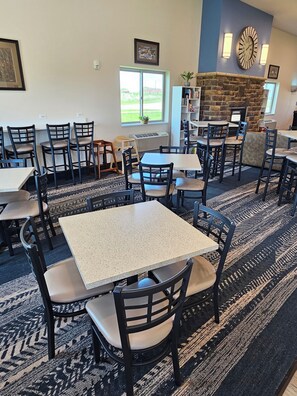 Free daily self-service breakfast  - Cobblestone Inn & Suites – Manchester (Manchester)