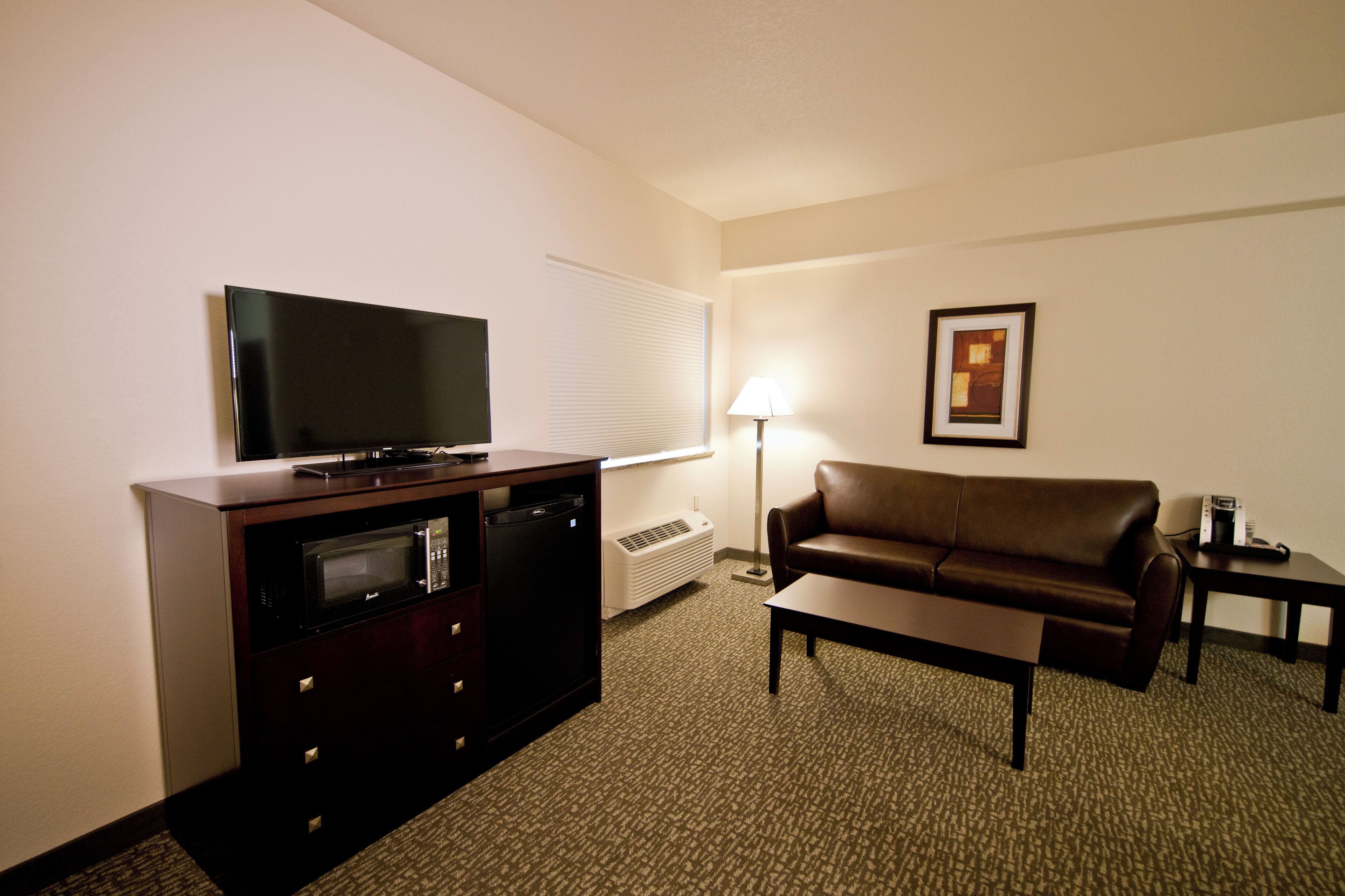 suite, multiple beds, non smoking, jetted tub | premium bedding, pillow-top beds, desk, laptop workspace