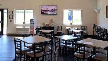 Café da manhã self-service grátis todos os dias