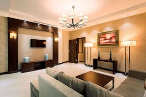 Familiesuite, 2 soverom | Safe på rommet, blendingsgardiner, lydisolert og barnesenger (inkludert)