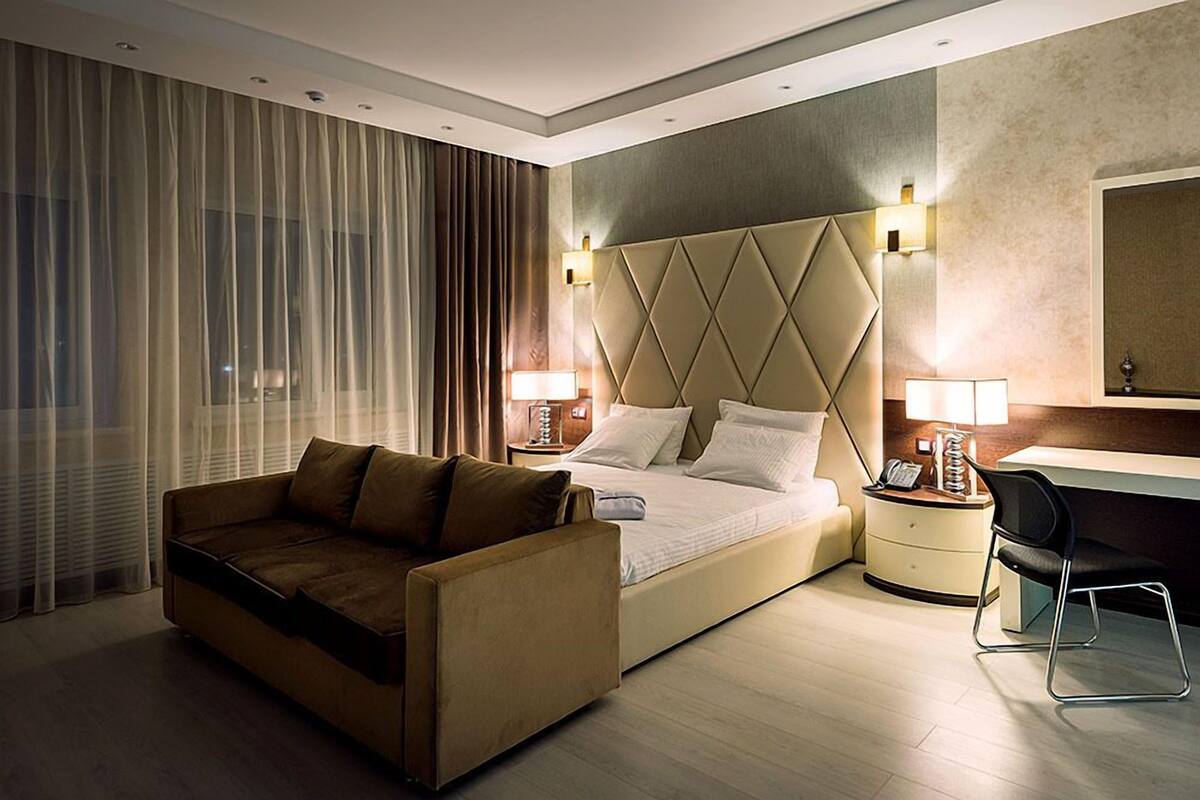Family Suite, 2 Bedrooms | Peti besi dalam bilik, langsir/tirai gelap terus, kalis bunyi 
