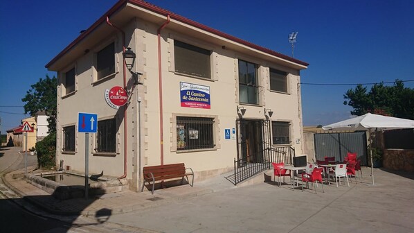 A building with a sign for 'Bar Restaurante El Camino de Santiago'.