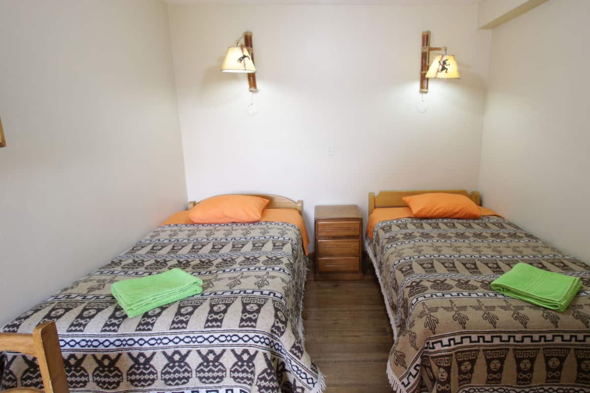 Habitación básica con 2 camas individuales, 2 camas individuales, vistas al jardín | Cunas (de pago), wifi gratis, ropa de cama