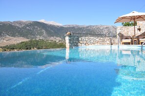 Outdoor pool - Tranditional Villa Askyfou (Sfakia)