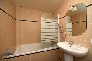 Standard Double Room (Chocolat) | Bilik Mandi | Tab mandi rendaman dalam, hulu semburan mandi hujan 