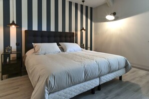 Standard Suite (Myrtille) | Desk, blackout curtains, soundproofing, free cots/infant beds - La Correrie (Le Mont Dieu)