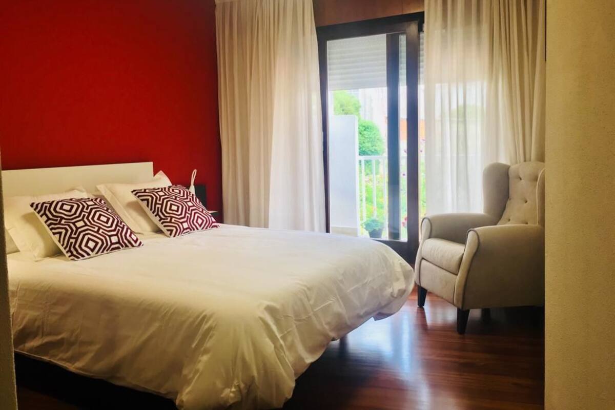 Double Room, 1 Queen Bed | Desk, soundproofing, rollaway beds (surcharge), WiFi (free)
