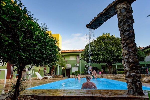 Kolam renang outdoor