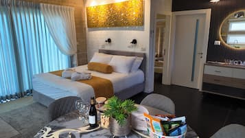 Suite de lujo, varias camas, para no fumadores, vista a la alberca | Ropa de cama de alta calidad y camas con efecto memoria