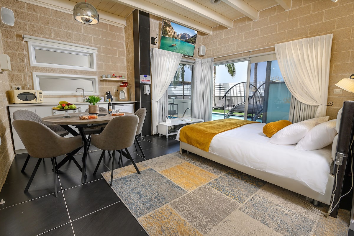 Ropa de cama de alta calidad y minibar con artículos gratuitos