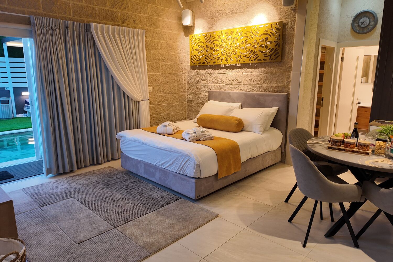 Luxury-Suite, Mehrere Betten, Nichtraucher, Poolblick | Hochwertige Bettwaren, kostenlose Minibar, Schreibtisch