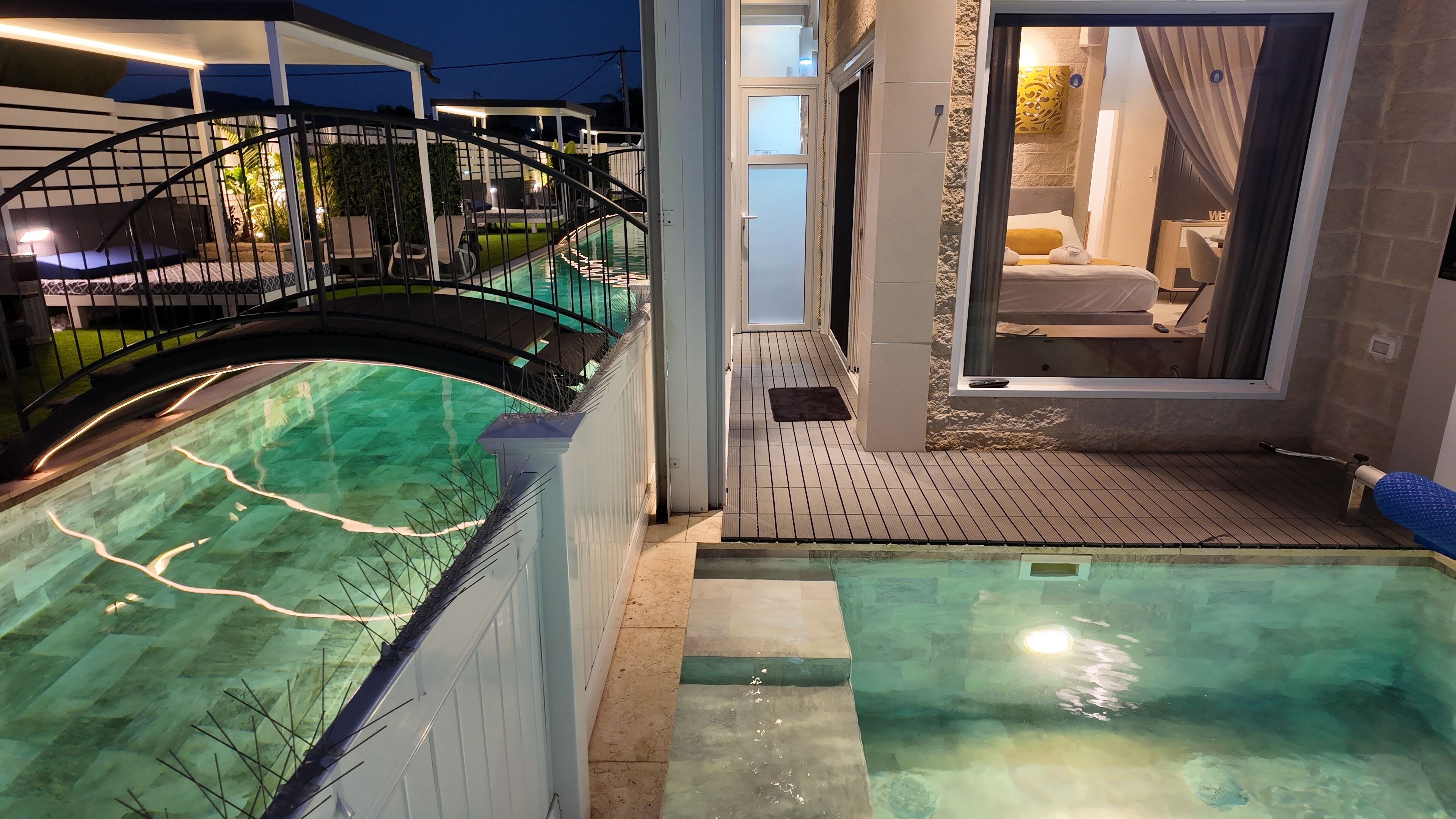 3 piscines couvertes, piscine extérieure, chaises longues