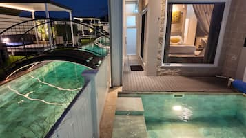 3 piscines couvertes, piscine extérieure, chaises longues