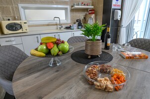 Ropa de cama de alta calidad y minibar con artículos gratuitos