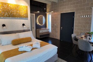 Luxe suite, Meerdere bedden, niet-roken, uitzicht op zwembad | Luxe beddengoed, bedden met traagschuimmatrassen, een gratis minibar