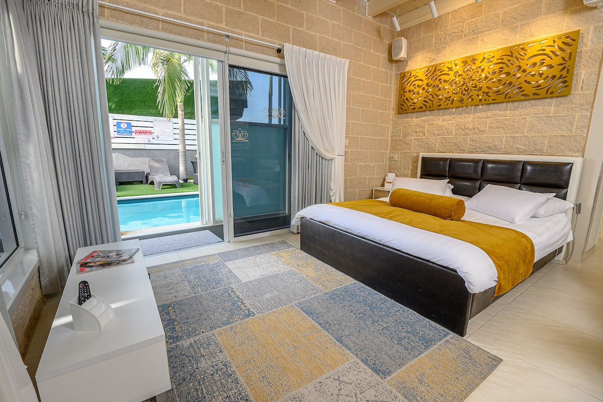 Ropa de cama de alta calidad y minibar con artículos gratuitos