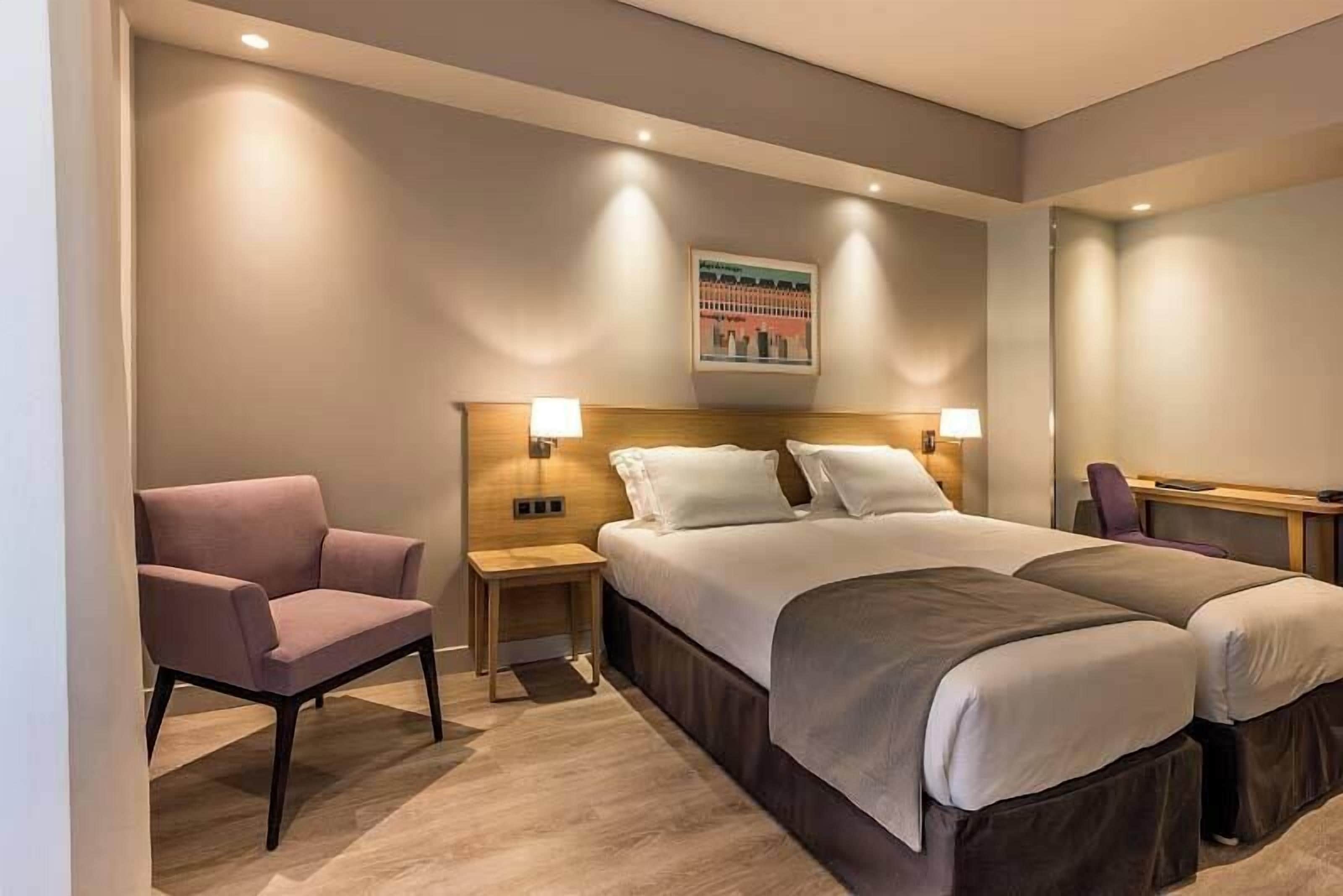 Junior suite | Een kluis op de kamer, een bureau, een laptopwerkplek