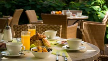 Daily buffet breakfast (EUR 18 per person)