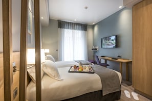 Caja fuerte, escritorio, espacio para trabajar con un portátil