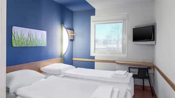 Zweibettzimmer | Schreibtisch, Verdunkelungsvorhänge, schallisolierte Zimmer