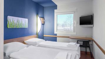 Schreibtisch, Verdunkelungsvorhänge, schallisolierte Zimmer