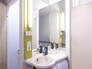 Zweibettzimmer | 1 Schlafzimmer, Schreibtisch, Verdunkelungsvorhänge