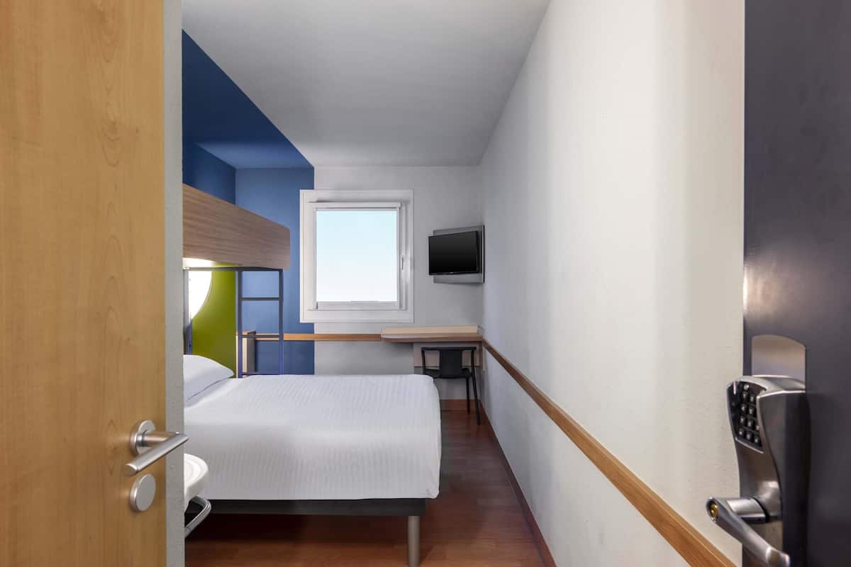 Quarto casal | Escrivaninha, cortinas blackout, quartos à prova de som