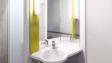 Chuveiro, toalhas de banho, sabonete, shampoo