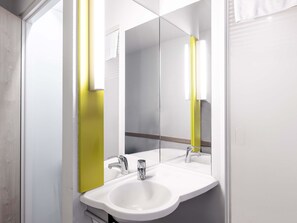 Shower, towels, soap, shampoo - B&B HOTEL Düsseldorf-Hilden (Hilden)