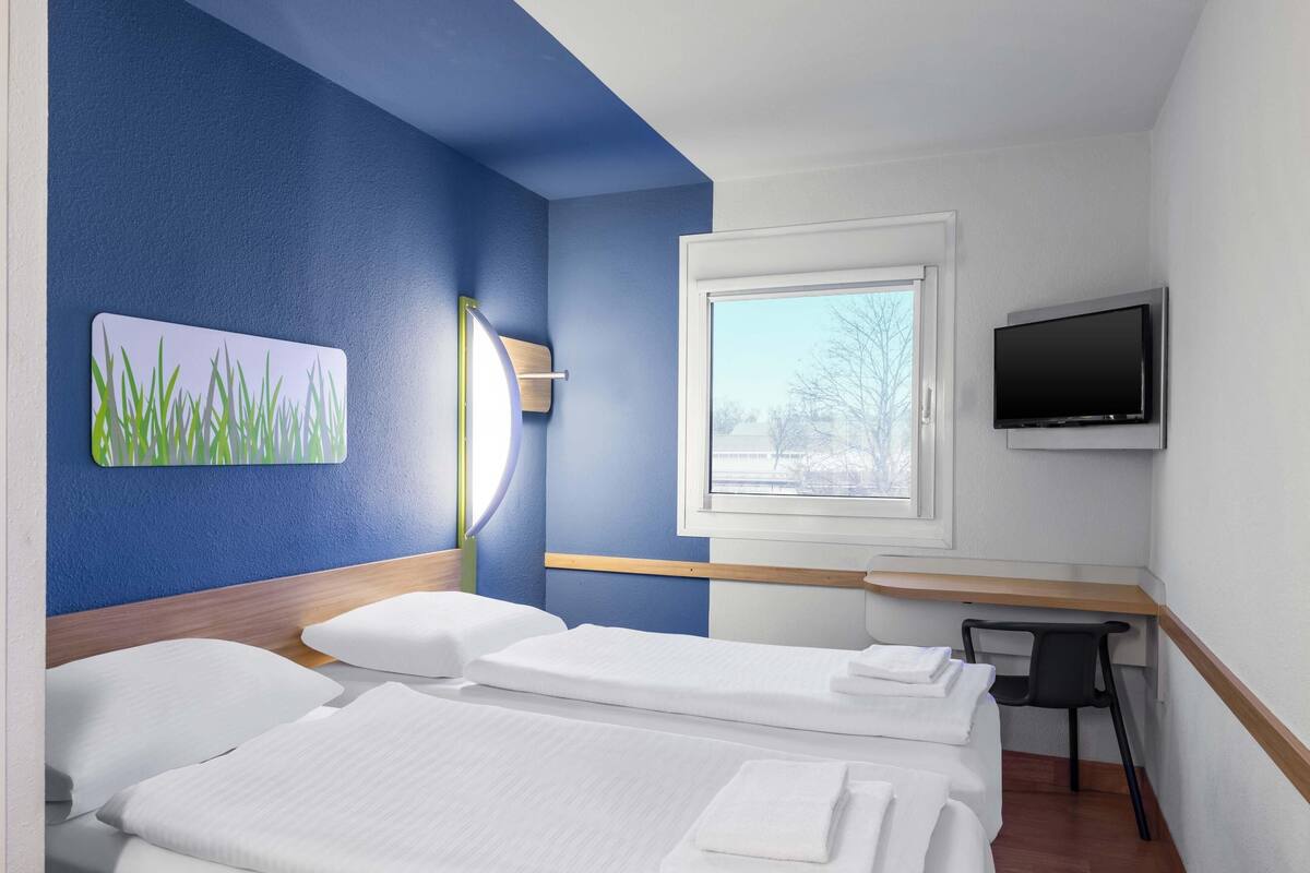 Herbergi fyrir tvo, tvö rúm | Skrifborð, myrkratjöld/-gardínur, hljóðeinangrun