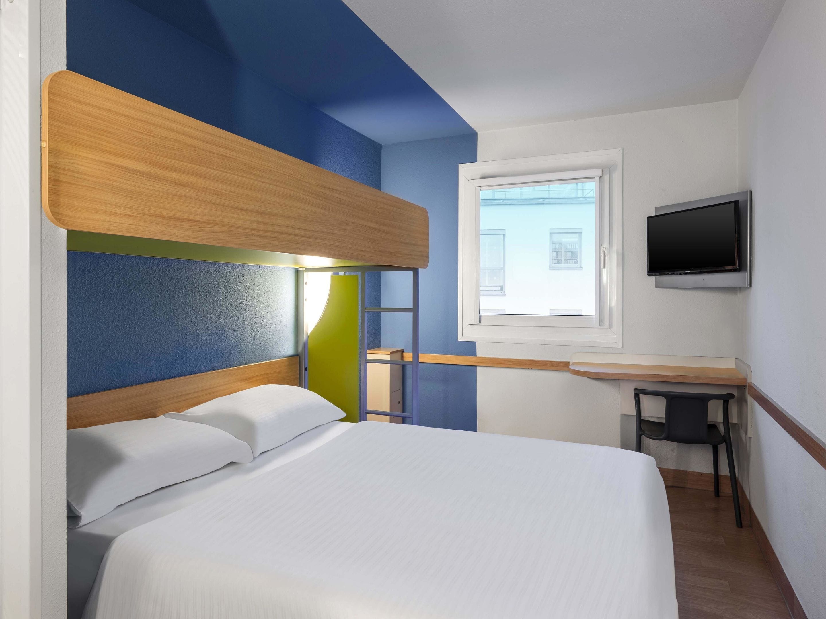 Quarto casal | Escrivaninha, cortinas blackout, quartos à prova de som