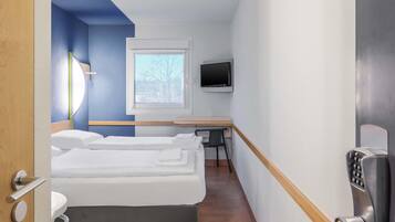 Kahden hengen huone (kaksi sänkyä) | Työpöytä, pimennysverhot, äänieristys, ilmainen Wi-Fi