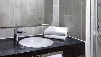 Zweibettzimmer | Badezimmer | Dusche, Handtücher, Seife, Shampoo