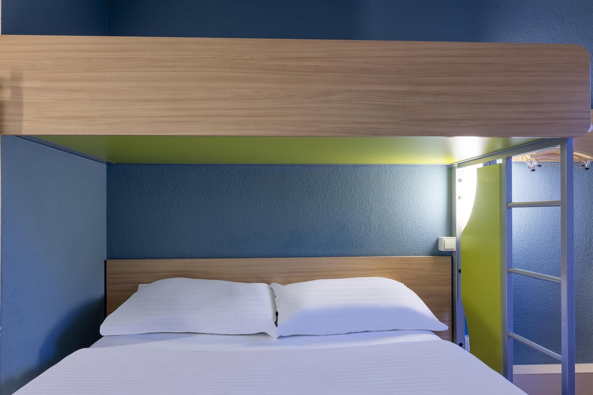 1 bedroom, desk, blackout curtains, soundproofing