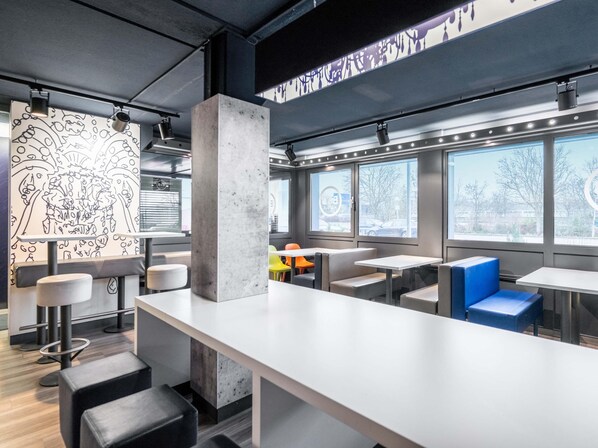 Chuveiro, toalhas de banho, sabonete, shampoo