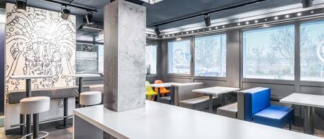 Douche, serviettes fournies, savon, shampoing