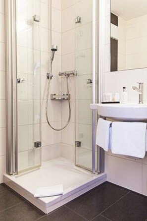 Free toiletries, hair dryer, towels - Hotel Restaurant Kaiser (Herrenberg)