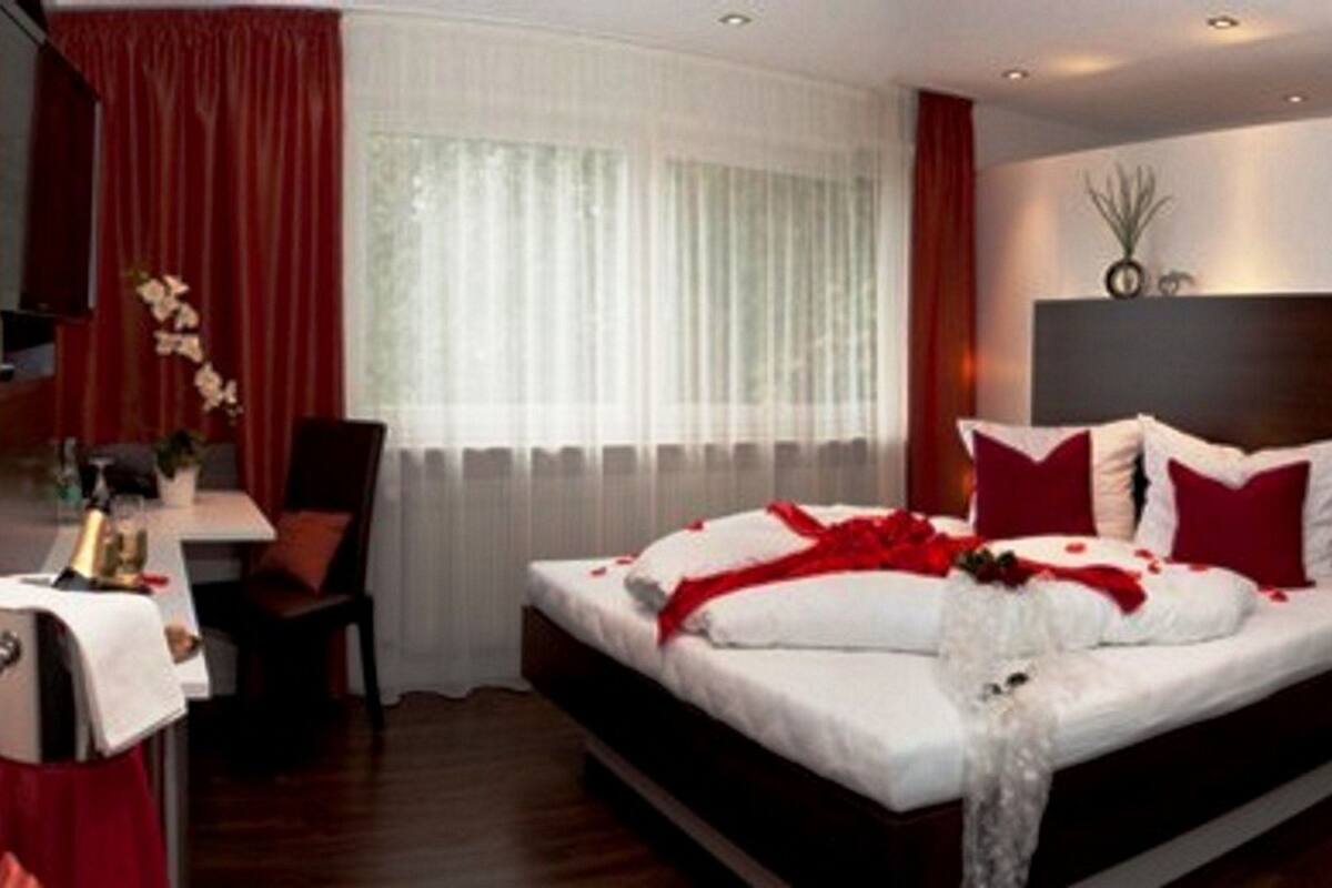 Exclusive Double Room, Jetted Tub (Waterworld) | Hypo-allergenic bedding available, in-room safe, desk, blackout drapes