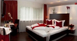 独特双人房, 按摩浴缸 (Waterworld) | 防过敏的被褥、客房内保险箱、特色装修、特色家居