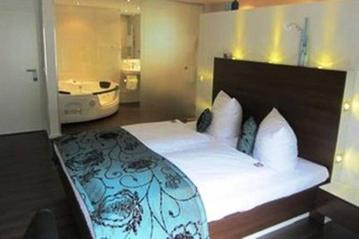 Exclusive Single Room, Jetted Tub (Waterworld) | Hypo-allergenic bedding available, in-room safe, desk, blackout drapes