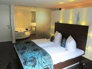 Exclusive Single Room, Jetted Tub (Waterworld) | Hypo-allergenic bedding, in-room safe, individually decorated - Hotel Restaurant Kaiser (Herrenberg)