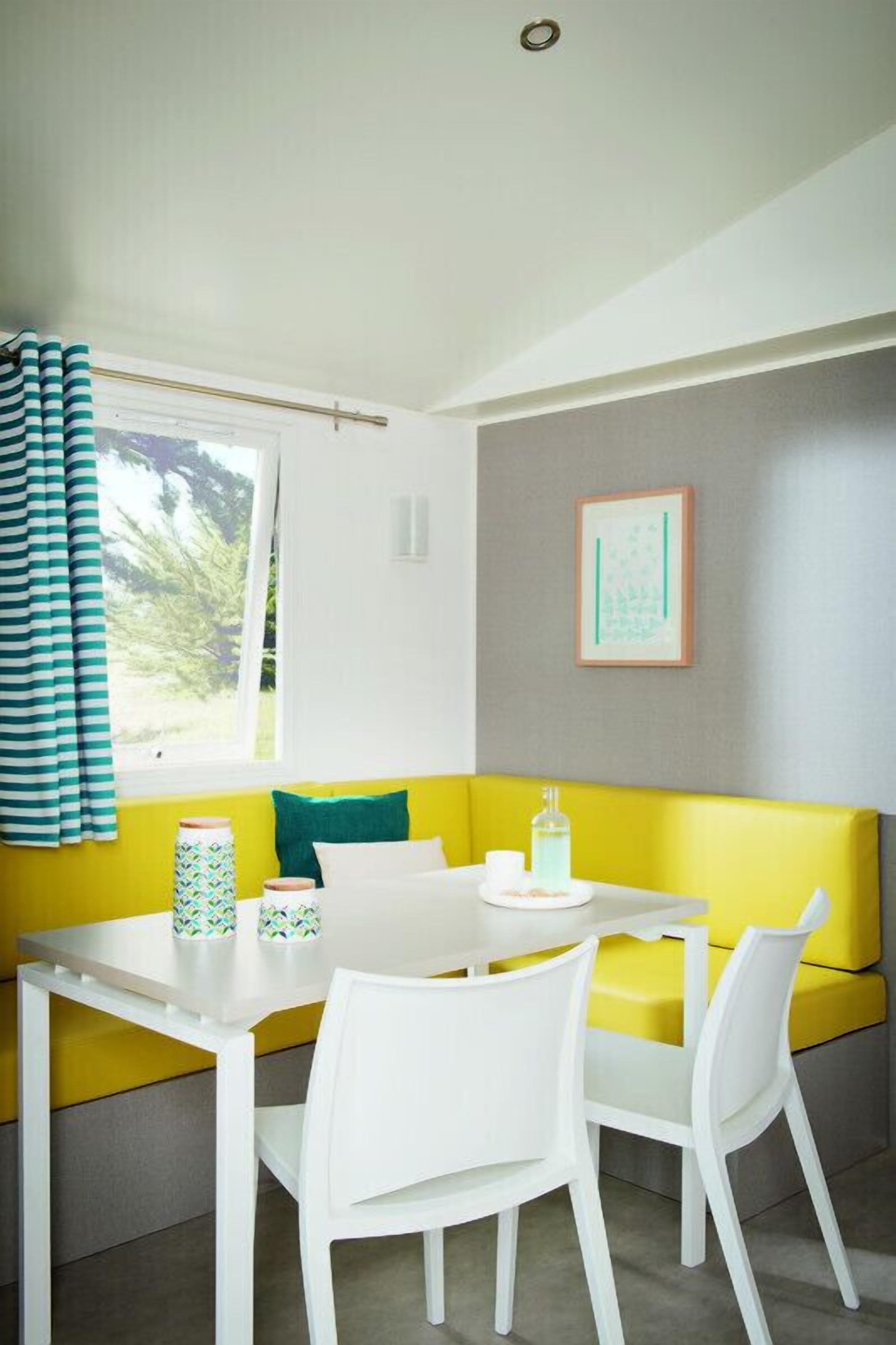 Mobile Home (O’hara 25m2) | Living area | Flat-screen TV, ping pong